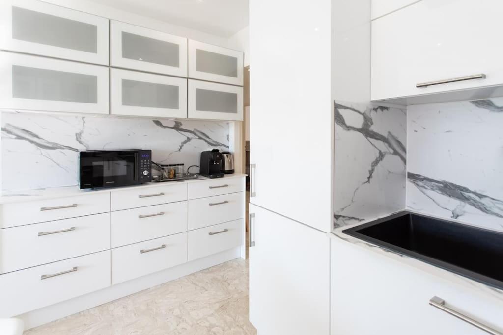 L28 Californie 1min Walk Sea 3bdr/ Ac & Balcony